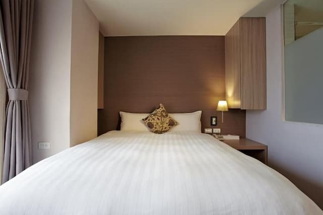 米卡沙旅店｜近台中火車站-園景雙人房附陽台-1