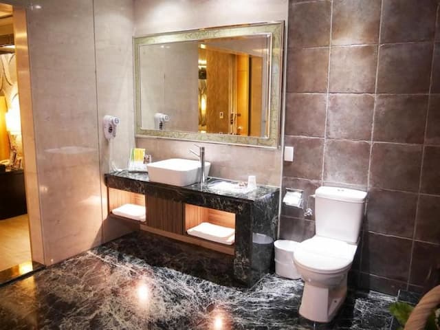Refinement Motel-Deluxe Double Room with Spa Bath-9