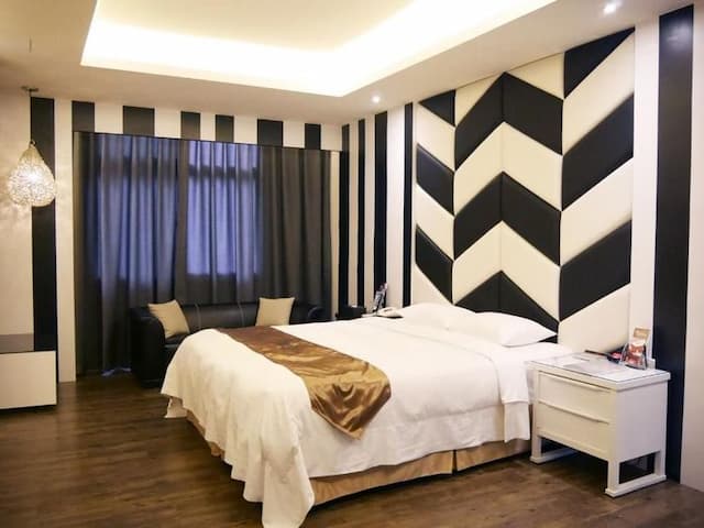 Refinement Motel-Deluxe Double Room with Spa Bath-10