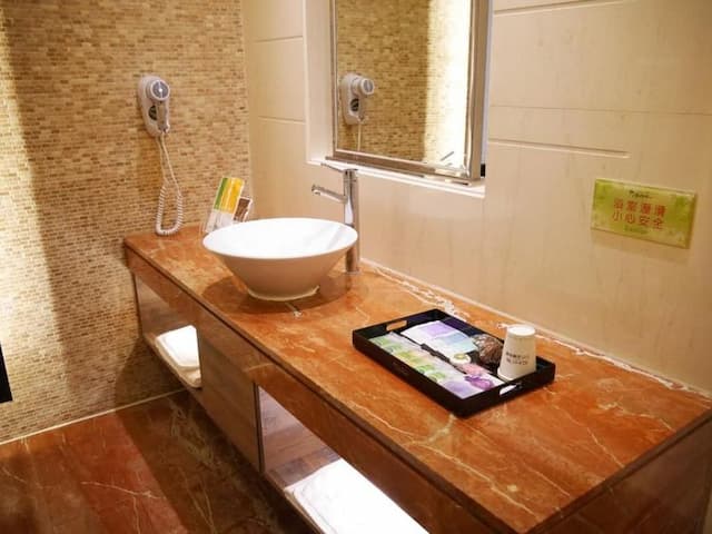 Refinement Motel-Deluxe Double Room with Spa Bath-7