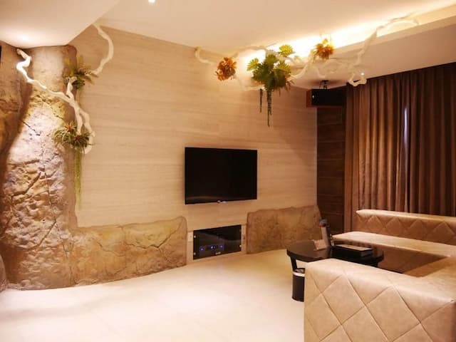 Refinement Motel-Deluxe Double Room with Karaoke Facilities-5