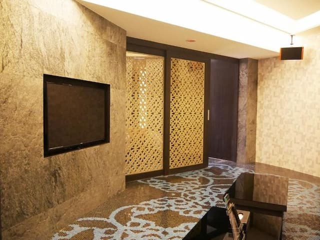 Refinement Motel-Deluxe Double Room with Karaoke Facilities-9