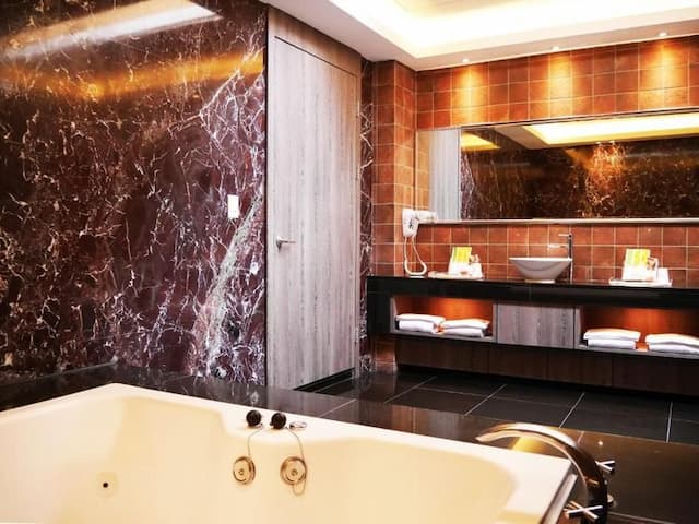 Refinement Motel-Business Quadruple Room - No Private Garage-8