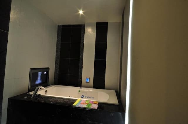 采岩汽車旅館 ｜洲際棒球場5分鐘｜-時尚套房-附SPA浴缸-8