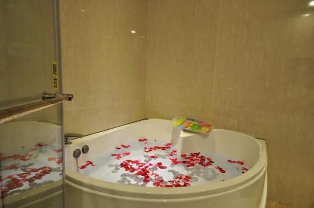 采岩汽車旅館 ｜洲際棒球場5分鐘｜-尊爵三人房-附SPA浴缸-3