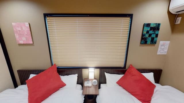 寝室はベッド2台をございます。手前には壁掛けTVもございます