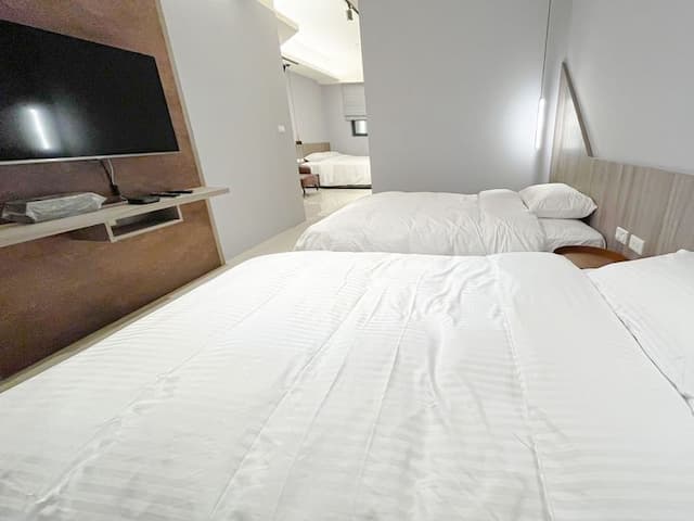 C301、D301家庭套房房型:一張加大雙人床、兩張單人床-附陽台