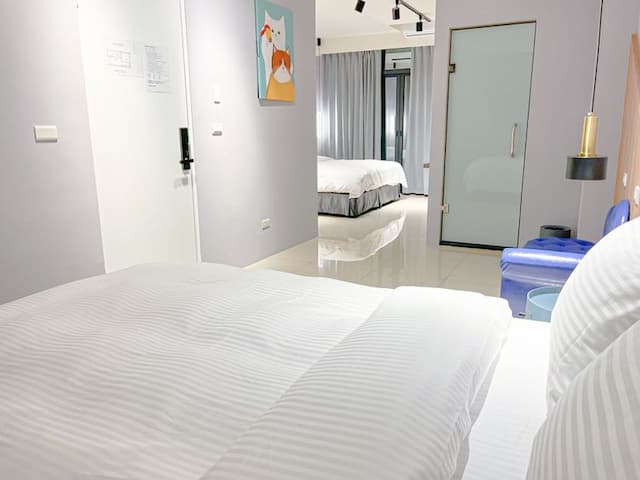 A301家庭套房房型:一張標準雙人床、一張加大雙人床