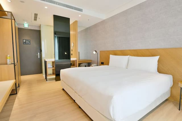 New｜CHECK inn Select New Taipei Sanchong Waterfront-Classic Double Room with Balcony-3