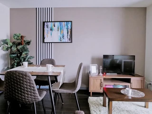 おしゃれなリビングでまったらおくつろぎください