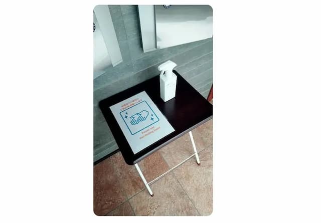 入り口に消毒液ご用意しました。