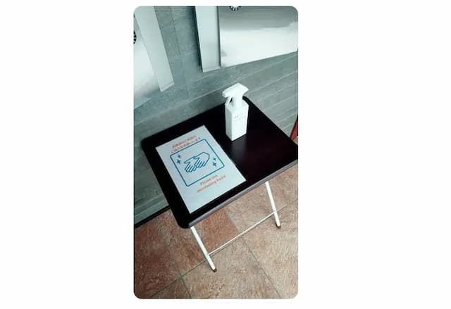 入り口には消毒液を設置しています。