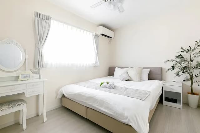 寝室3　クイーンサイズベッド