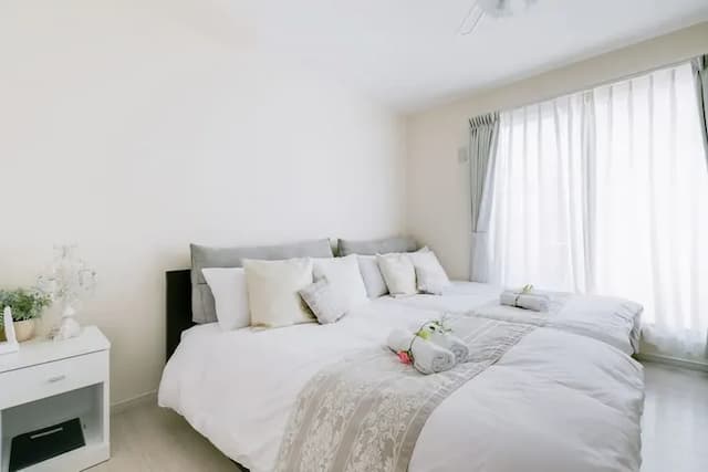 寝室4　セミダブルベッド2台