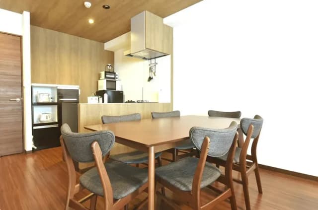 ダイニングテーブルで団欒を