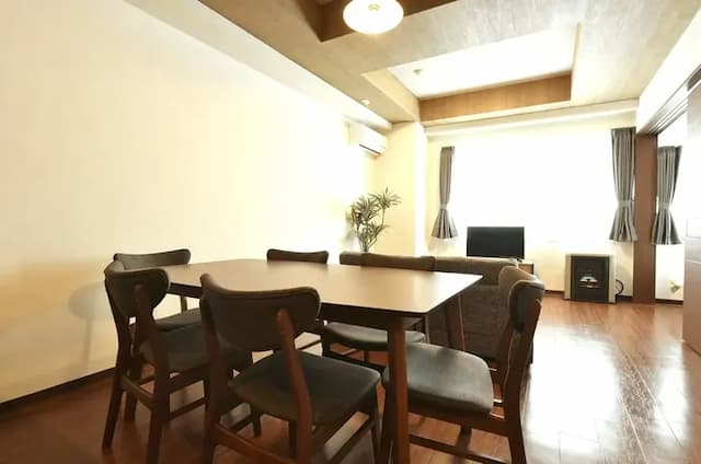 ダイニングテーブルで団欒を