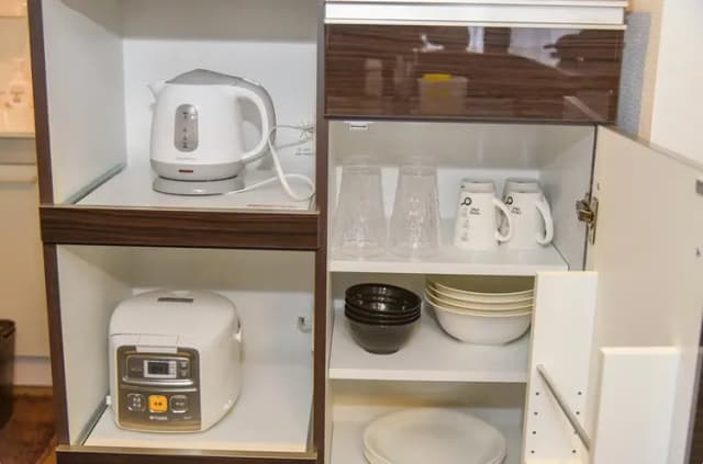 戸棚に食器類入ってます
