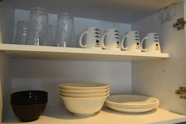 戸棚の中に食器類あります