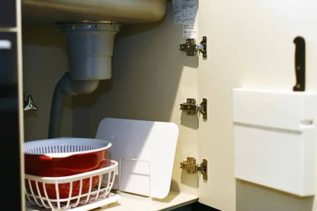 包丁やざるなどはシンクの下にあります