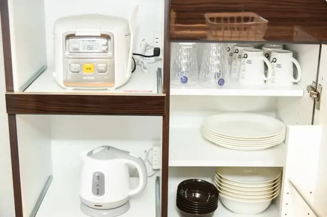 戸棚に食器類あります