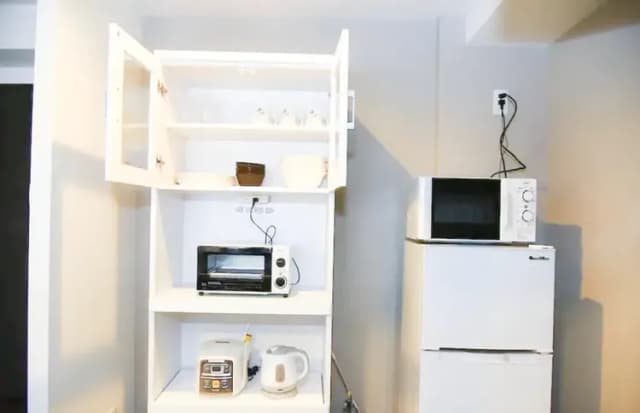 戸棚に食器類と家電あります