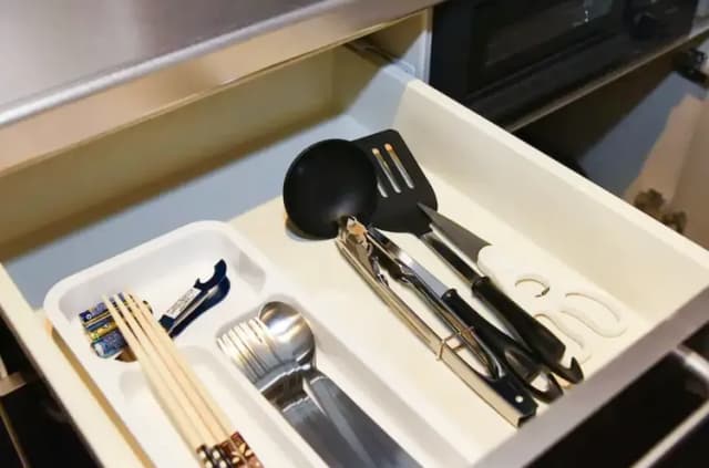 引き出しに調理道具色々あります