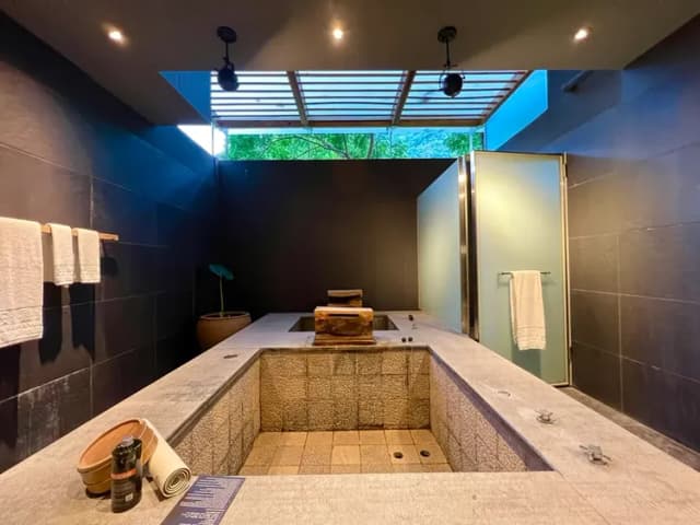 二館一樓半露天冷熱岩池