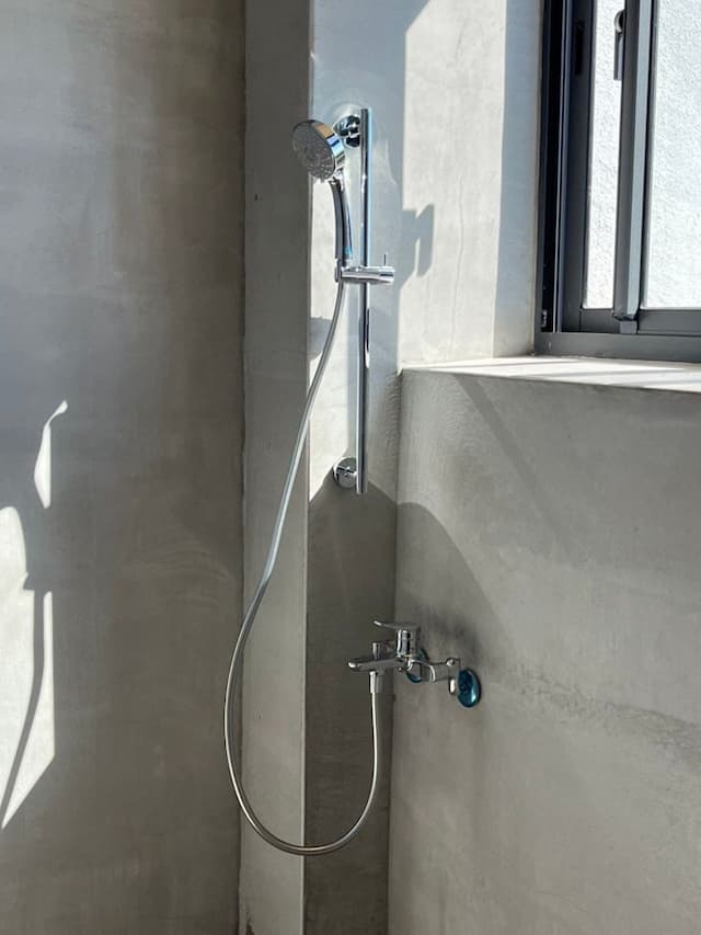 衛浴間窗外可觀賞海景