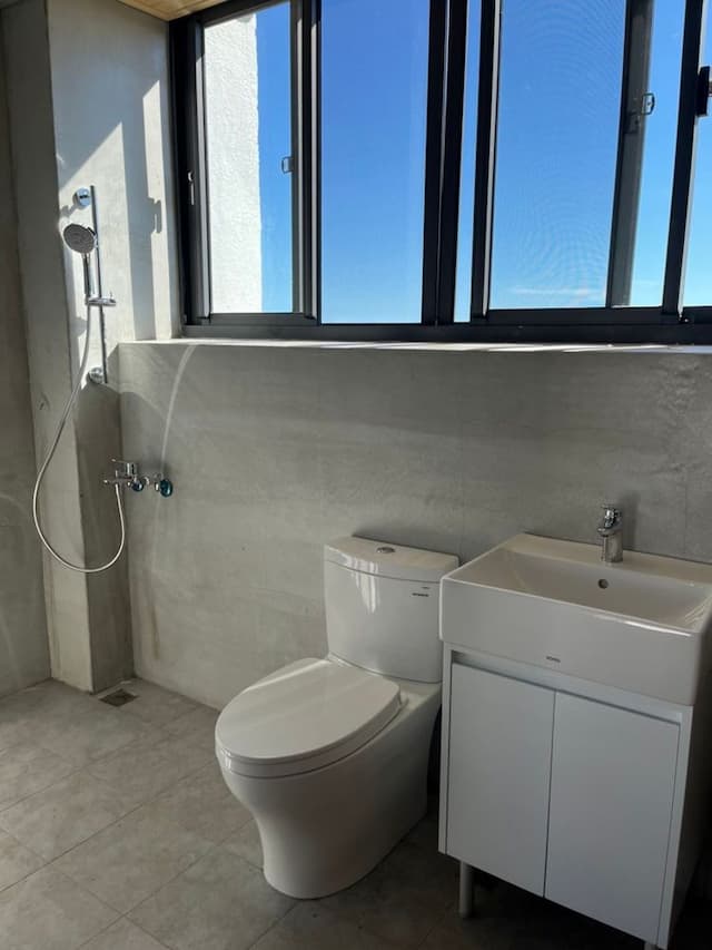 衛浴間窗外可觀賞海景