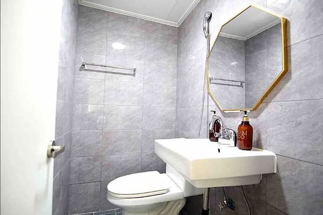 陳&蘇吉居 III｜5分鐘到弘大入口站 近京義線書街 延世大學-12-16人房-8