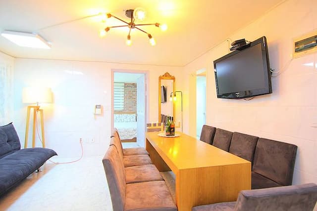 陳&蘇吉居 VII｜7分鐘到弘大入口站 近延央公園-8-16人入住 (101號房)-1