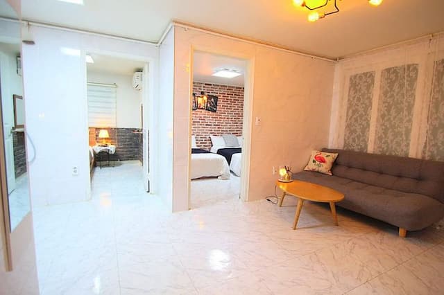 陳&蘇吉居 VII｜7分鐘到弘大入口站 近延央公園-8-16人入住 (202號房)-2