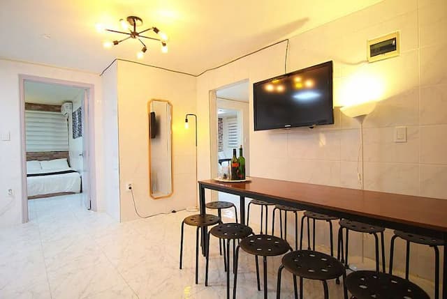 陳&蘇吉居 VII｜7分鐘到弘大入口站 近延央公園-8-16人入住 (202號房)-1