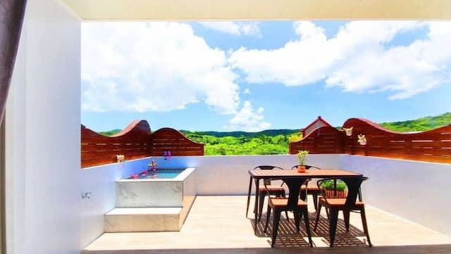 Breeze coast-Deluxe Mountain View Quadruple Room with Balcony-5