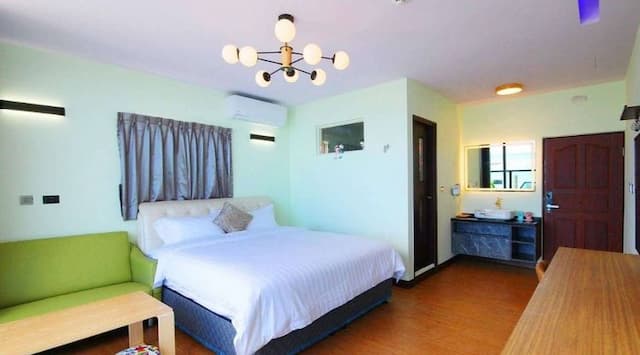 Breeze coast-Deluxe Sea View Double Room with Balcony-4