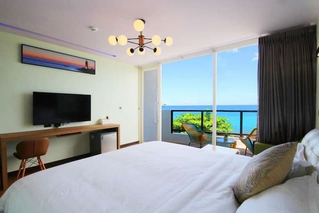 Breeze coast-Deluxe Sea View Double Room with Balcony-2