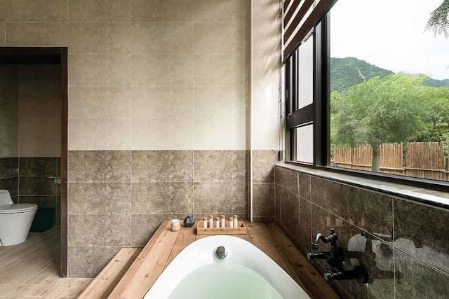 Deep Soaking Bathtub