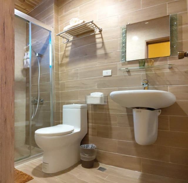 專屬衛浴，乾濕分離 private bathroom inside the room