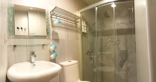 專屬衛浴，乾濕分離 private bathroom inside the room