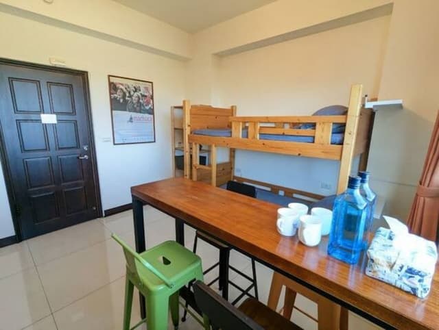 跟親朋好友來這裡聊天、玩桌遊，不看電視 talk or play table game here with your friends or family