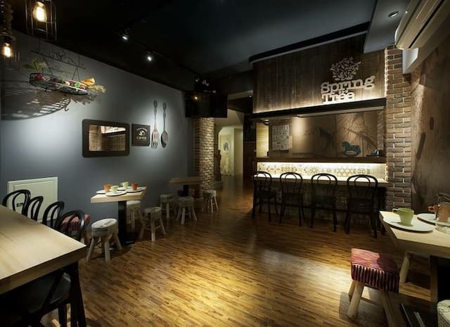 Spring Tree B&B-Tree of the Lawn West-9