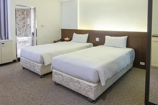 Guide Hotel Kaohsiung Liuhe-Economy Twin Room without Window-3