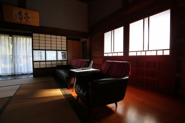 群山圍繞百年日式傳統建築-日式傳統房間，榻榻米-5