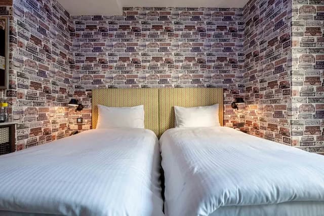 雀客旅館台中自由-經典雙床客房-8