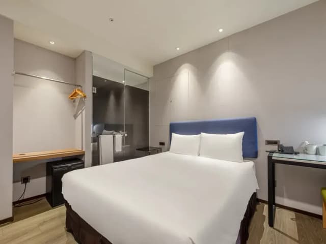 CHECK inn Taipei Xinyi-Standard Double Room without Window-2