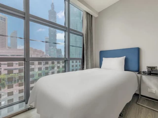 CHECK inn Taipei Xinyi-Deluxe Twin Room with 101 View-2