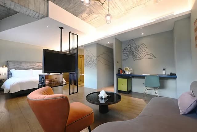 Check inn Hive-Deluxe Double Suite-3