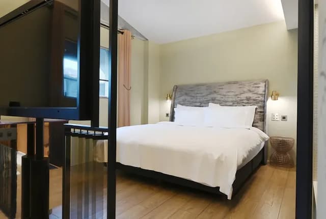 Check inn Hive-Deluxe Double Suite-1