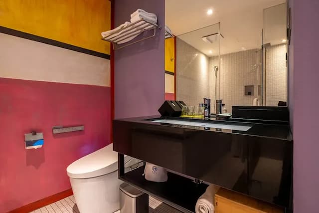 Check inn Hive-Deluxe Double Suite-6