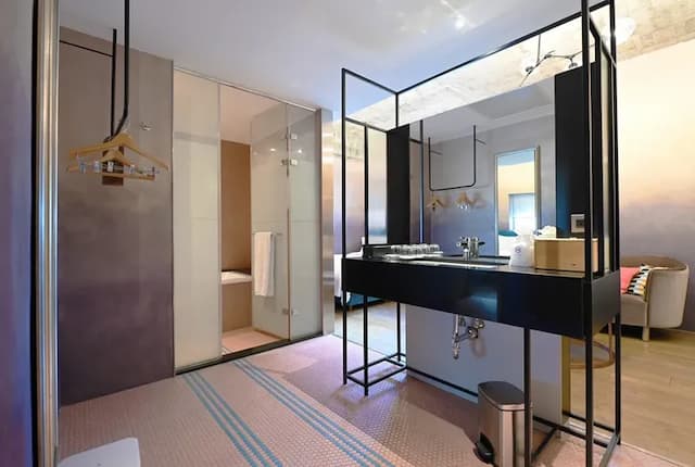 Check inn Hive-Deluxe Quadruple Room-2